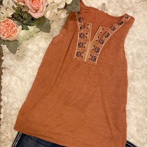 Cute sleeveless shirt.